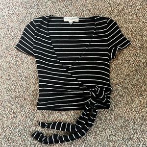 URBAN OUTFITTERS LOW CUT FRONT TIE SHORT SLEEVE SHIRT